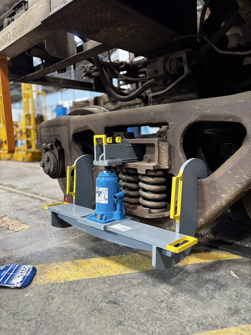Dispositivo de macaqueamento de truque ferroviário em uso na oficina
