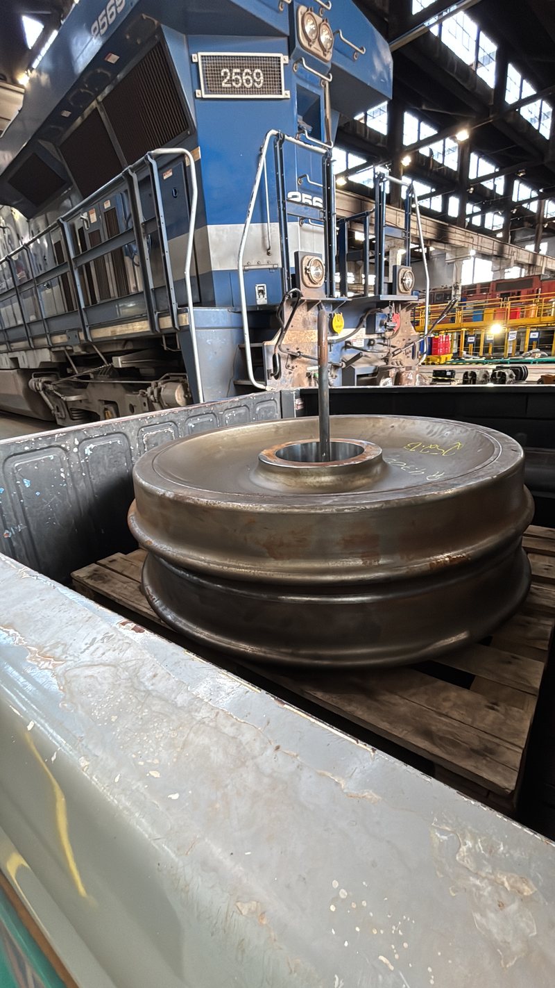 Roda ferroviária em processo de recuperação em oficina de locomotivas