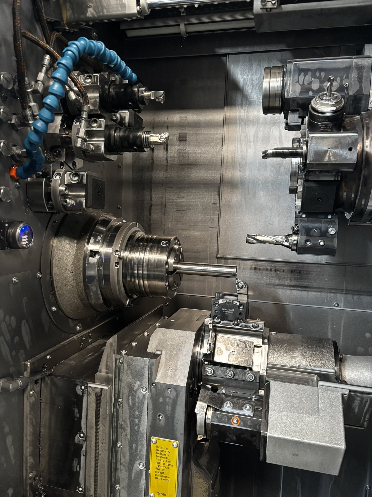 Torno CNC multitarefa em operação durante a fabricação de peça Fertram
