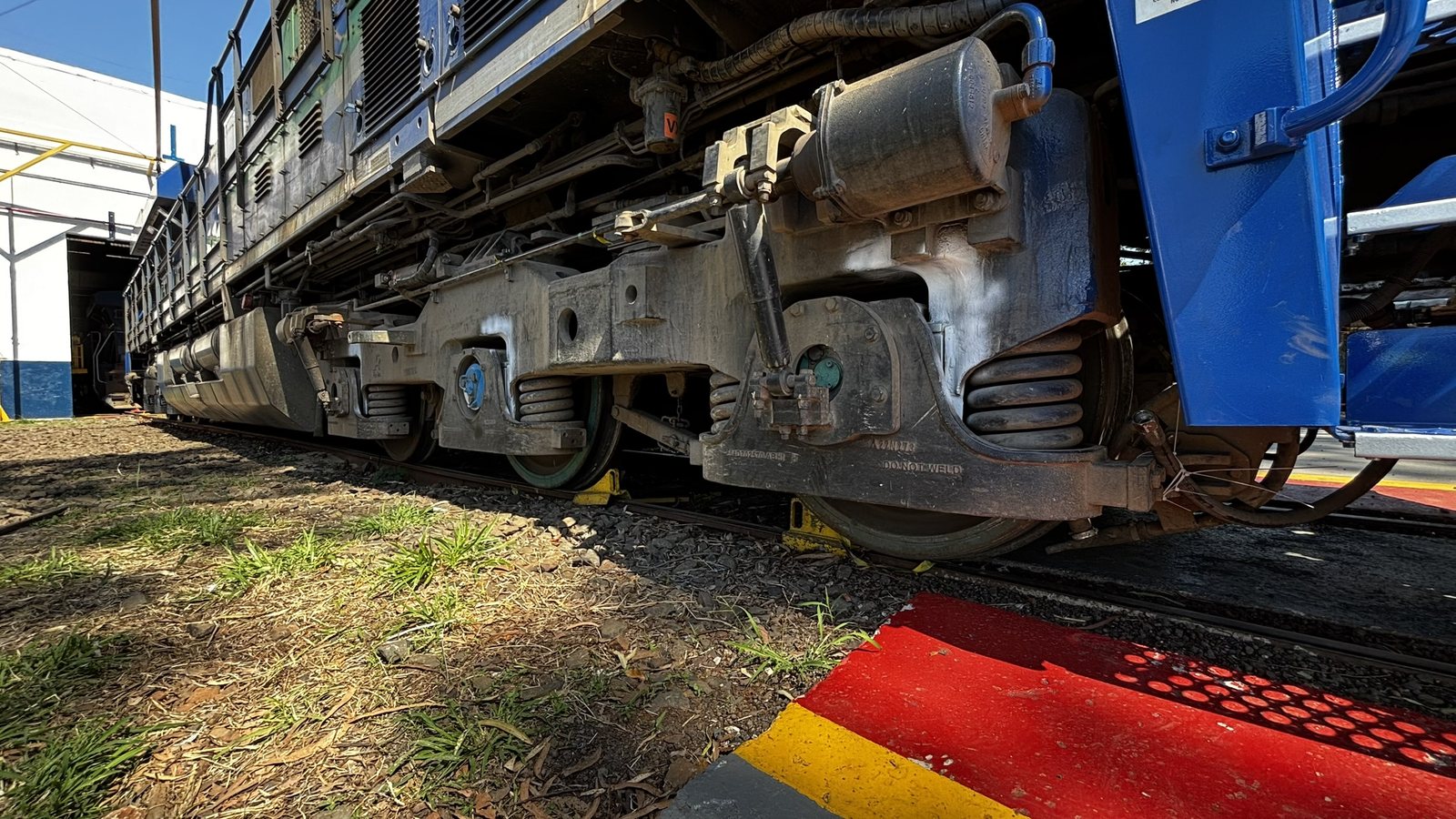 Truque de locomotiva ferroviária em pátio de manutenção, operação atendida pela Fertram