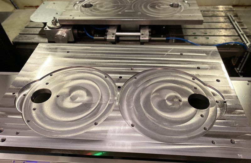 Placa de alumínio com cavidades usinadas em centro CNC