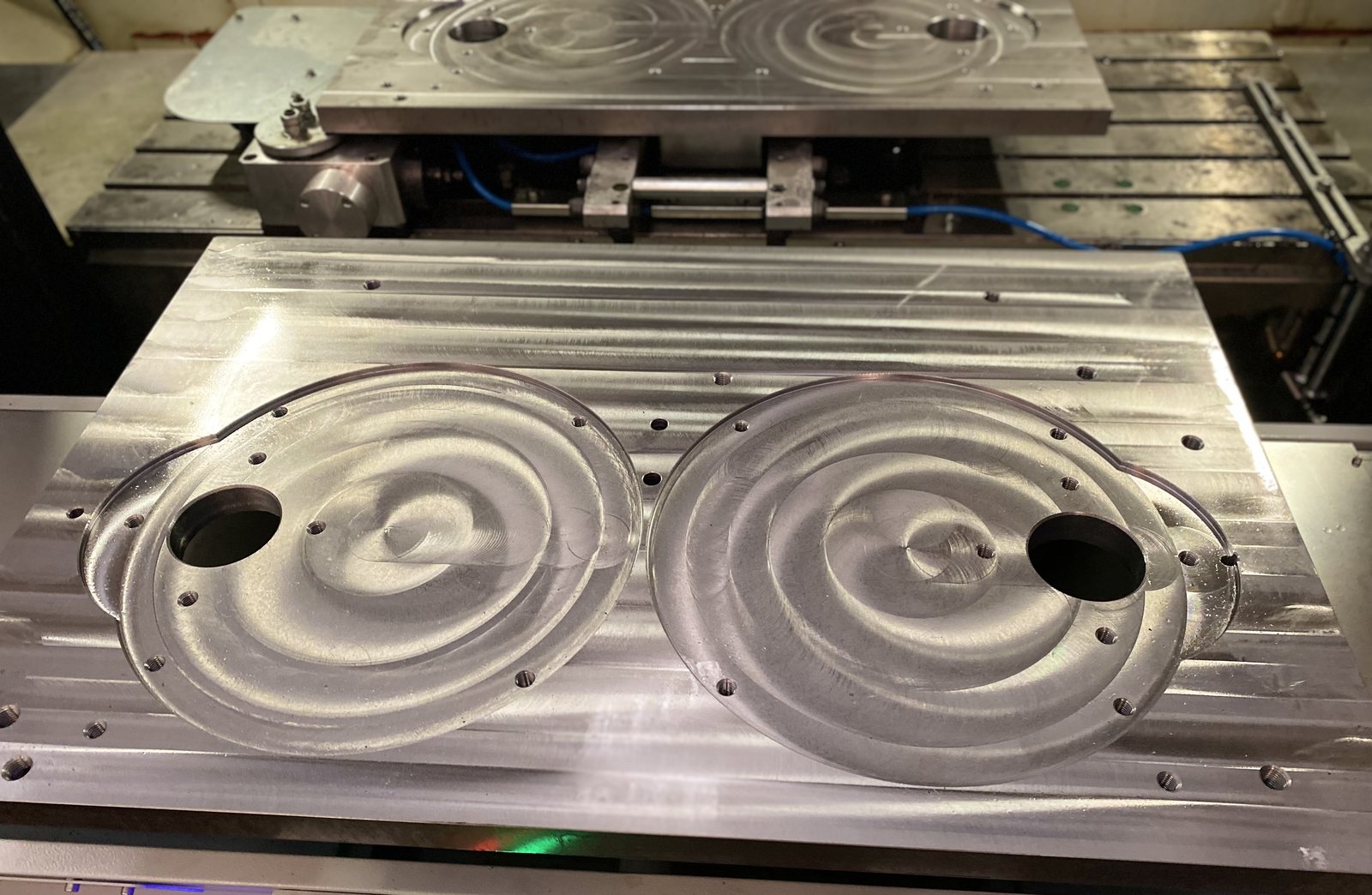 Placa de alumínio com duas cavidades circulares escalonadas usinadas em centro CNC